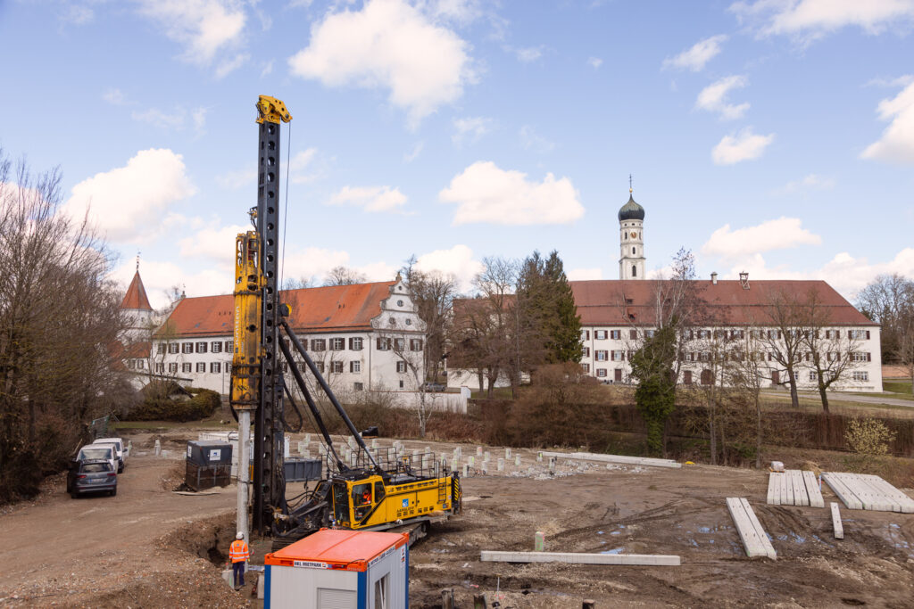 Bauen im sensiblen Umfeld: Pfahlgründung mit Energiepfählen am Kloster Bad Schussenried